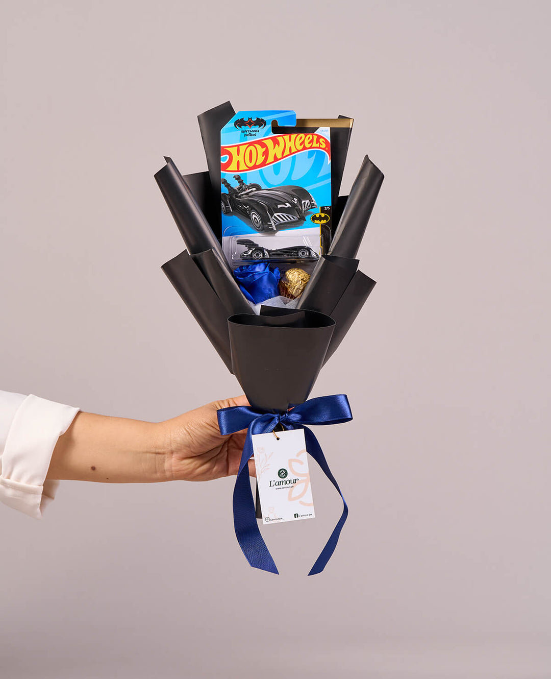 Ramo de Rosa Azul y Carrito Hot Wheels: Classic –